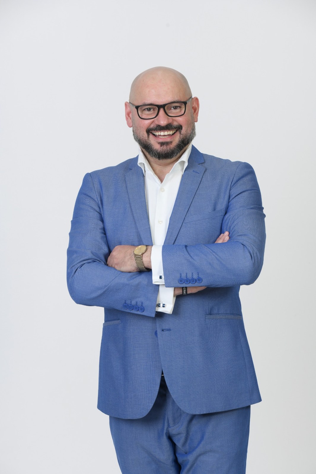 Marcos Mazullo em retrato profissional, com terno azul