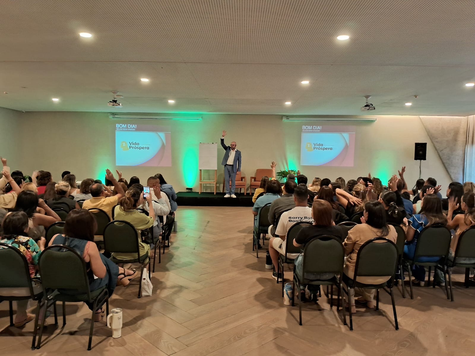 Marcos Mazullo conduzindo o treinamento Vida Próspera, com participação da turma.