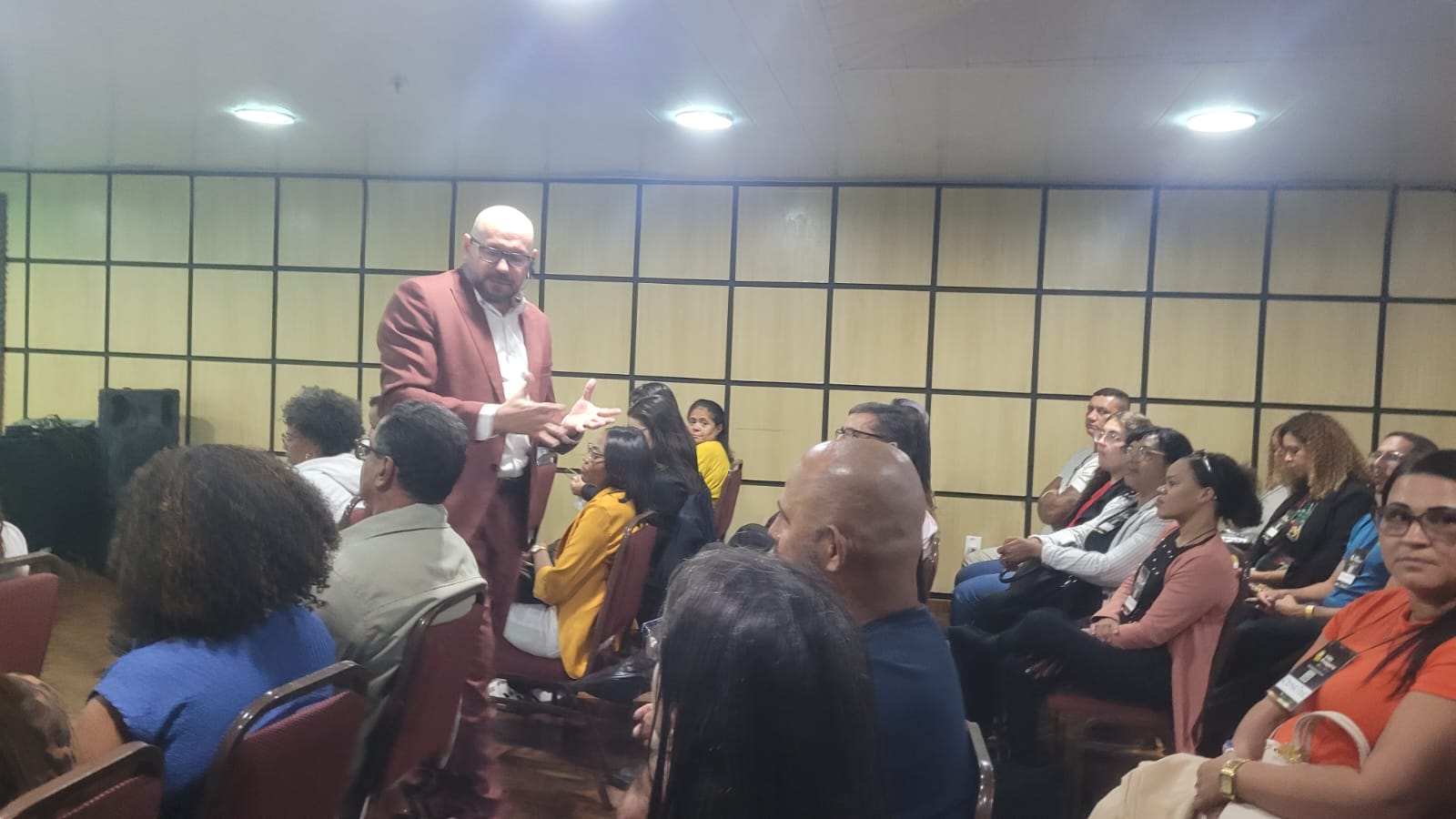 Diálogo com os participantes durante um treinamento presencial.