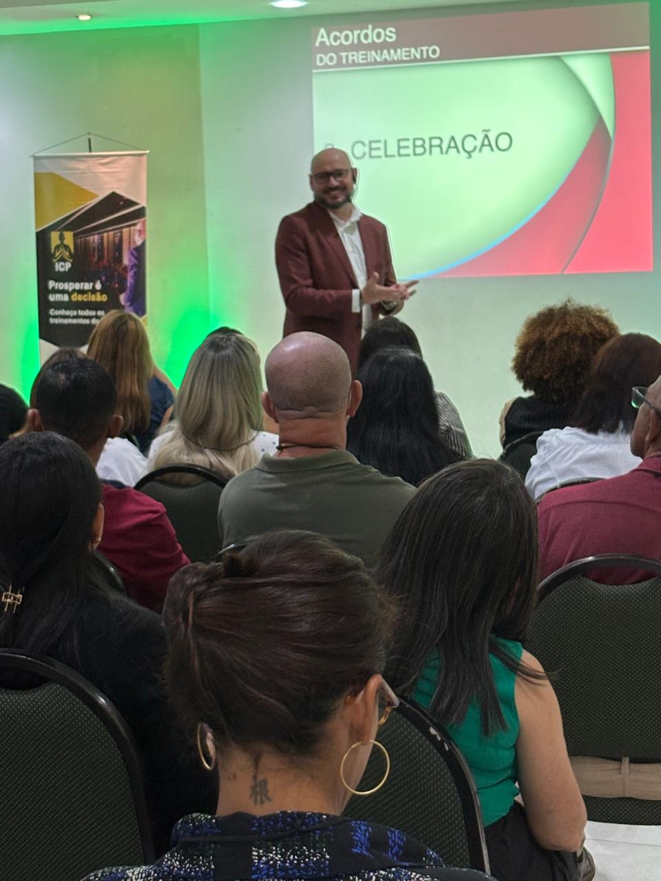 Marcos Mazullo compartilhando conteúdo com participantes em sala.