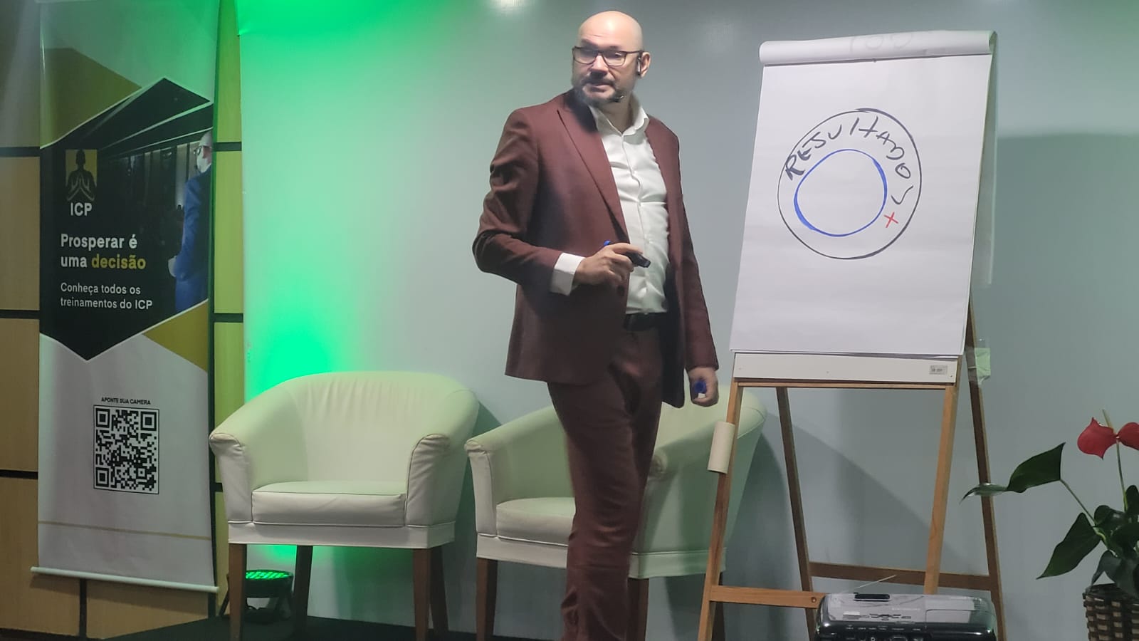 Explicação com apoio de recursos visuais em treinamento do ICP.
