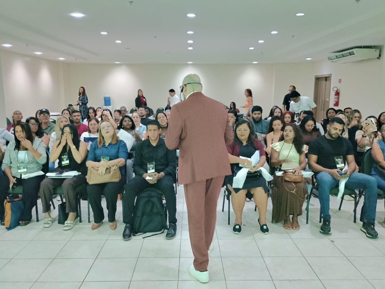 Marcos Mazullo em interação com uma turma de participantes.